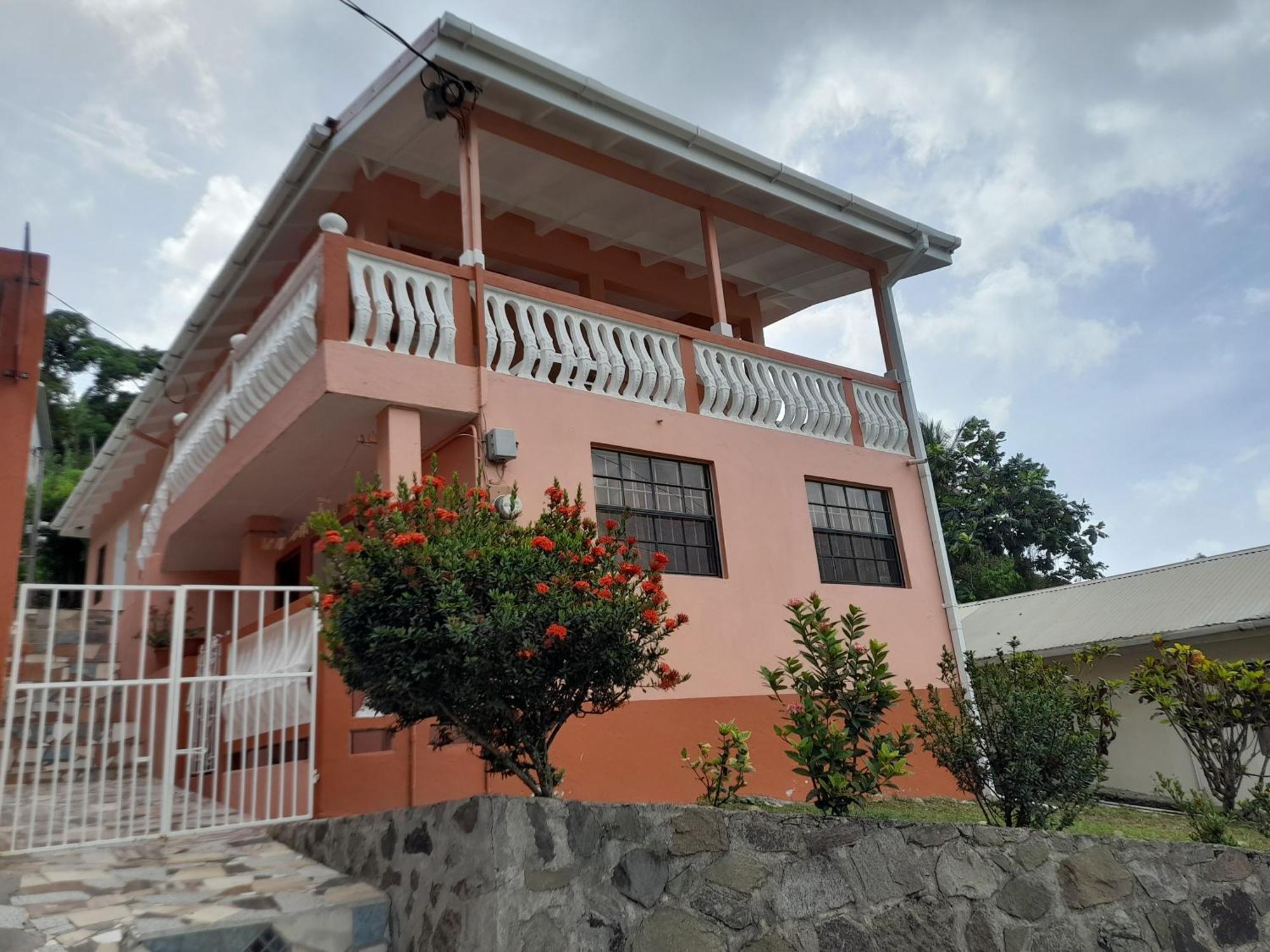 Angie'S Cove, Modern Get-Away Overlooking كاسترايْزْ المظهر الخارجي الصورة